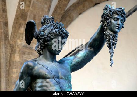 Detail des Perseus mit dem Kopf der Medusa, Bronzestatue in Loggia de Lanzi, Piazza della Signoria, Florenz, Italien. Isoliert auf weiß Stockfoto