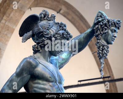 Detail des Perseus mit dem Kopf der Medusa, Bronzestatue in Loggia de Lanzi, Piazza della Signoria, Florenz, Italien. Isoliert auf weiß Stockfoto