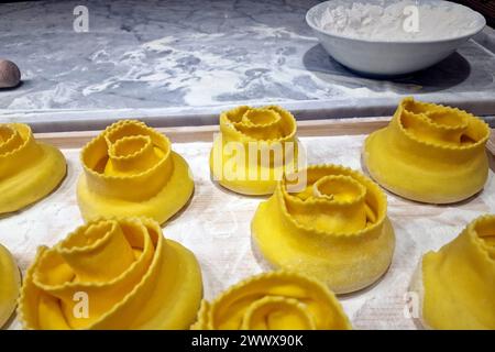 Pasta mit italienischem Spinat und Käse, handgefertigt in pastificio Pasta Maker Italien Stockfoto