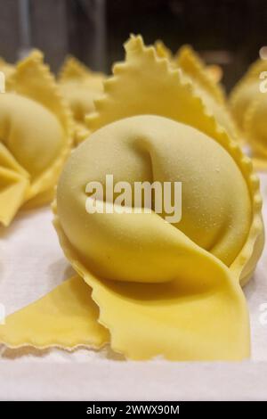 Pasta mit italienischem Spinat und Käse, handgefertigt in pastificio Pasta Maker Italien Stockfoto