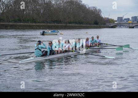 London, UK 26 März 2024 die Frauen-Crew der Cambridge University während eines Trainings auf der Themse in Putney vor dem jährlichen University Boat Race am Samstag, den 30. März. Quelle: amer Gazzal/Alamy Live News Stockfoto