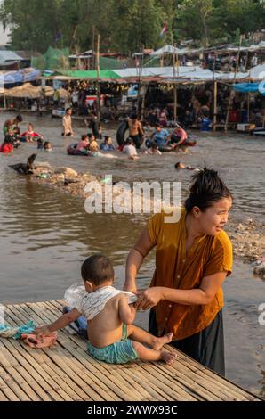 Thailändische und burmesische Familien schwimmen und spielen an der Grenze zwischen Thailand und Myanmar Moei in der Nähe von Mae SOT, Thailand Stockfoto