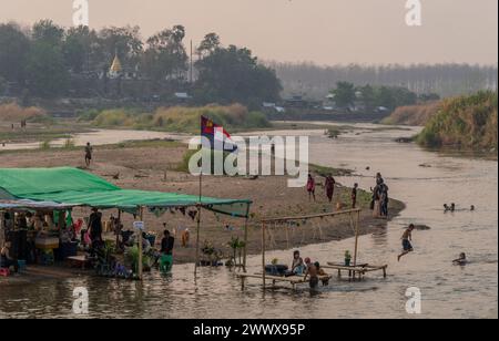 Thailändische und burmesische Familien schwimmen und spielen an der Grenze zwischen Thailand und Myanmar Moei in der Nähe von Mae SOT, Thailand Stockfoto