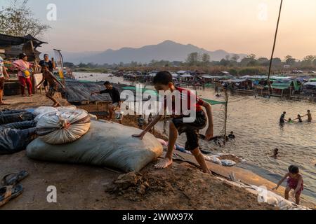 Thailändische und burmesische Familien schwimmen und spielen an der Grenze zwischen Thailand und Myanmar Moei in der Nähe von Mae SOT, Thailand Stockfoto