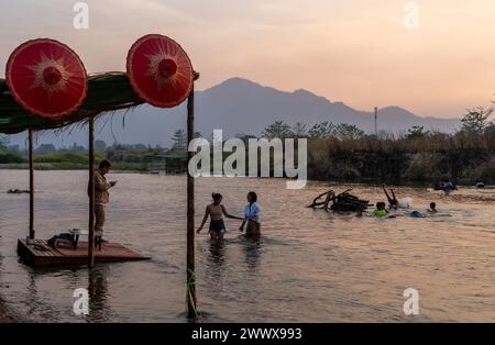 Thailändische und burmesische Familien schwimmen und spielen an der Grenze zwischen Thailand und Myanmar Moei in der Nähe von Mae SOT, Thailand Stockfoto