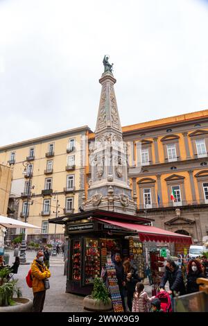 Neapel, Italien - 9. April 2022: San Domenico Maggiore ist eine gotische, römisch-katholische Kirche und Kloster, die sich auf dem gleichnamigen Platz in Neapel befindet Stockfoto