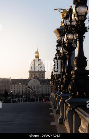 Die wunderschöne Kuppel der Esplanade des Invalides bei Sonnenuntergang Stockfoto