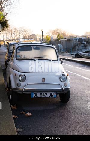 Ein alter Fiat 600 Wagen, der an einem Straßenrand in Paris geparkt hat Stockfoto