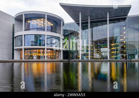 Berlin, 9. März 2024: Moderne Gebäude des bundestages spiegeln sich in der Spree in der Abenddämmerung Stockfoto