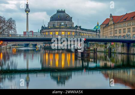 Berlin, Deutschland, 9. März 2024: Blick entlang der Spree in Richtung Museumsinsel in der Abenddämmerung Stockfoto