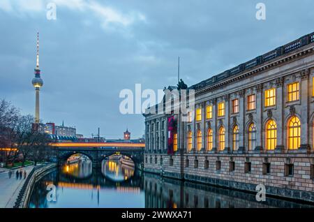 Berlin, 9. März 2024: Blick entlang der Spree bei Abenddämmerung mit der Museumsinsel rechts und dem Fernsehturm im bac Stockfoto