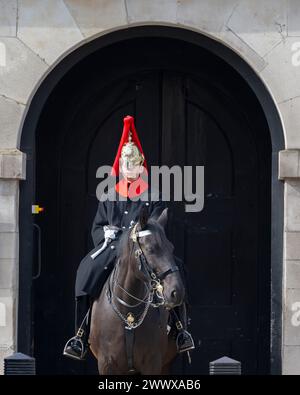 London, Großbritannien. März 2024. Ein Soldat der Blues- und Royals-Household Cavalry, der in kurzer Morgensonne am Whitehall Entrance zu Horse Guards diente. Quelle: Malcolm Park/Alamy Live News Stockfoto
