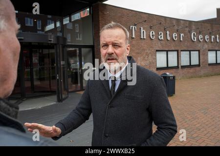 STADSKANAAL - Bürgermeister der Gemeinde Stadskanaal Klaas Sloots während der Aufführung von Lenny Kuhr im Geert Teis Theater. Die 74-jährige Lenny Kuhr wurde zuvor beschuldigt, während eines Konzerts in Waalwijk Mörder und Terrorist zu sein. ANP VINCENT JANNINK niederlande aus - belgien aus Stockfoto