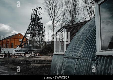 Alte Kohlebergwerk-Wickelkopf, Motorschuppen und Eisenbahnausrüstung im britischen Werft. Stockfoto