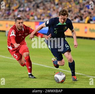 Canberra, Australien. 27. März 2024 Kye Rowles passiert Nassar Nassar während des WM-Qualifikationsspiels Libanon gegen Australien. Quelle: Kleber Osorio/Alamy Live News Stockfoto