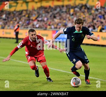 Canberra, Australien. 27. März 2024 Kye Rowles passiert Nassar Nassar während des WM-Qualifikationsspiels Libanon gegen Australien. Quelle: Kleber Osorio/Alamy Live News Stockfoto