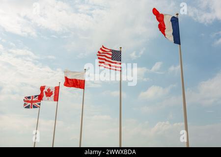 Flaggen Frankreich, USA Polen, Kanada und Großbritannien wehen im Wind gegen einen blauen Himmel. D Day Hel, Polen, Stockfoto