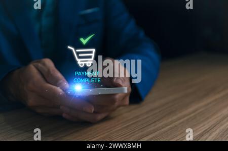 Digitales Online-Zahlungskonzept. Geschäftsleute, die mobiles Smartphone nutzen, Bezahlung, Banking, Online-Shopping, Online-Zahlung, Banking und Online-Shoppin Stockfoto