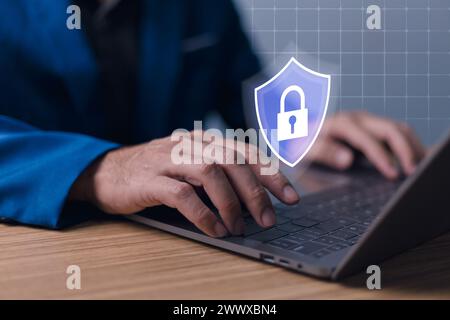 Cybersicherheit und Netzwerkschutz, Private Key-Konzept, Datensicherheitssystem Shield Protection Verification, Mann mit Laptop mit Schloss-Symbol für Bu Stockfoto