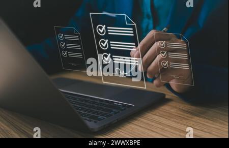 Geschäftsleute verwenden die Schreibschrift eines Laptops auf elektronischen Online-Dokumenten, das Konzept der elektronischen Unterschrift, die Verwaltung von elektronischen Dokumenten, papierloser Arbeitsplatz, Papier Stockfoto