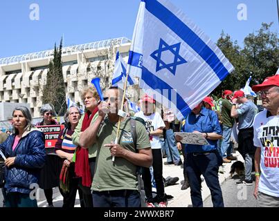 Jerusalem, Israel. März 2024. Israelische Armeereserve-Aktivisten von Brother in Arms schwenken israelische Flaggen bei einem Protest gegen die militärische Befreiung des Ultra-Orthodoxen Haredim vor dem Büro von Premierminister Benjamin Netanjahu in Jerusalem am Dienstag, den 26. März 2024. Die Demonstranten fordern Gleichheit im israelischen Militärdienst mit dem Slogan "Wir werden nicht weiter dein Esel sein", der sich auf den obligatorischen Militärdienst für alle Israelis mit Ausnahme der ultra-orthodoxen religiösen Juden bezieht. Foto: Debbie Hill/ Credit: UPI/Alamy Live News Stockfoto