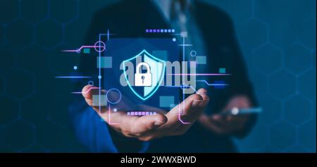 Cybersicherheit und Netzwerkschutz, Private Key-Konzept, Datensicherheitssystem Shield Protection Verification, Mann mit Laptop mit Schloss-Symbol für Bu Stockfoto