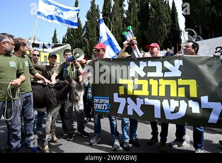 Jerusalem, Israel. März 2024. Israelische Armeereserve-Aktivisten von Brother in Arms stehen mit einem Esel vor dem Büro von Premierminister Benjamin Netanjahu in Jerusalem am Dienstag, den 26. März 2024, gegen die militärische Befreiung des Ultra-Orthodoxen Haredim. Die Demonstranten fordern Gleichheit im israelischen Militärdienst mit dem Slogan "Wir werden nicht weiter dein Esel sein", der sich auf den obligatorischen Militärdienst für alle Israelis mit Ausnahme der ultra-orthodoxen religiösen Juden bezieht. Foto: Debbie Hill/ Credit: UPI/Alamy Live News Stockfoto