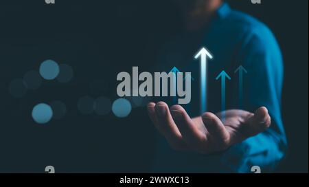 Hand halten Wachstum Geschäftsstrategie Pfeilkonzept auf Erfolgsziel Verbesserung mit Steigerung Entwicklung Diagramm Gewinn oder Wirtschaft Investmentertrag Stockfoto