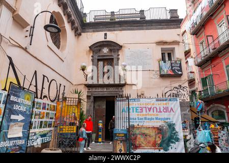 Neapel, Italien - 10. April 2022: Die Kirche Santa Luciella ai Librai ist eine der Kirchen im historischen Zentrum von Neapel, die sich in der Straße befindet Stockfoto