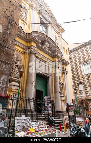 Neapel, Italien - 10. April 2022: Santi Filippo e Giacomo ist eine römisch-katholische Kirche im Stil der Renaissance in Neapel, die sich in der Via San Biagio dei Librai befindet Stockfoto