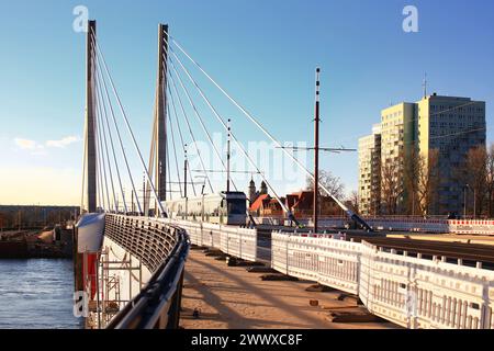 Die neue Brücke überspannt die Elbe in Magdeburg mit einer Straßenbahn. Stockfoto