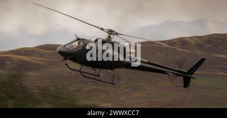 Die Dreharbeiten von Mission Impossible Dead Reckoning P1, Tom Cruise, der in einem AS350 B3 Ecureuil in Buttermere fliegt. Stockfoto