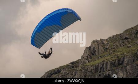 Film von Mission Impossible Dead Reckoning Teil 1. Tom Cruise Speed fliegt in den Hügeln des Lake District um Buttermere, Cumbria, Großbritannien. Stockfoto