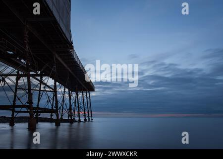 Dämmerungsbild des Royal Pier in Aberystwyth, Wales, Großbritannien mit Blick auf die Cardigan Bay Stockfoto