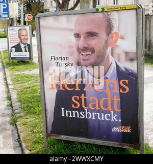 AUT - OESTERREICH, 26.03.2024: FEATURE POLITIK - WAHLPLAKATE ZUR BUERGERMEISTERWAHL IN DER TIROLER LANDESHAUPTSTADT INNSBRUCK *** AUT OESTERREICH, 2024 03 26 ZEIGEN POLITISCHE WAHLPLAKATE ZUR BÜRGERMEISTERWAHL IN DER TIROLER LANDESHAUPTSTADT INNSBRUCK Stockfoto