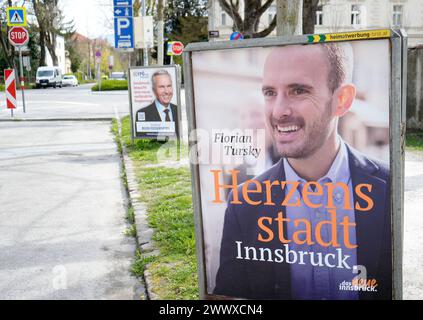 AUT - OESTERREICH, 26.03.2024: FEATURE POLITIK - WAHLPLAKATE ZUR BUERGERMEISTERWAHL IN DER TIROLER LANDESHAUPTSTADT INNSBRUCK *** AUT OESTERREICH, 2024 03 26 ZEIGEN POLITISCHE WAHLPLAKATE ZUR BÜRGERMEISTERWAHL IN DER TIROLER LANDESHAUPTSTADT INNSBRUCK Stockfoto