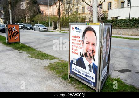 AUT - OESTERREICH, 26.03.2024: FEATURE POLITIK - WAHLPLAKATE ZUR BUERGERMEISTERWAHL IN DER TIROLER LANDESHAUPTSTADT INNSBRUCK *** AUT OESTERREICH, 2024 03 26 ZEIGEN POLITISCHE WAHLPLAKATE ZUR BÜRGERMEISTERWAHL IN DER TIROLER LANDESHAUPTSTADT INNSBRUCK Stockfoto