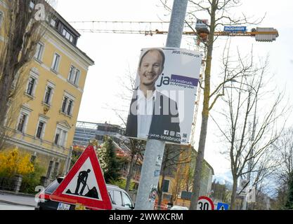 AUT - OESTERREICH, 26.03.2024: FEATURE POLITIK - WAHLPLAKATE ZUR BUERGERMEISTERWAHL IN DER TIROLER LANDESHAUPTSTADT INNSBRUCK *** AUT OESTERREICH, 2024 03 26 ZEIGEN POLITISCHE WAHLPLAKATE ZUR BÜRGERMEISTERWAHL IN DER TIROLER LANDESHAUPTSTADT INNSBRUCK Stockfoto