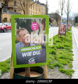 AUT - OESTERREICH, 26.03.2024: FEATURE POLITIK - WAHLPLAKATE ZUR BUERGERMEISTERWAHL IN DER TIROLER LANDESHAUPTSTADT INNSBRUCK *** AUT OESTERREICH, 2024 03 26 ZEIGEN POLITISCHE WAHLPLAKATE ZUR BÜRGERMEISTERWAHL IN DER TIROLER LANDESHAUPTSTADT INNSBRUCK Stockfoto