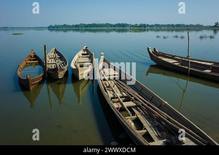 Holzfischboote auf dem Taung Tha man See in Amarapura, Mandalay, Myanmar Stockfoto