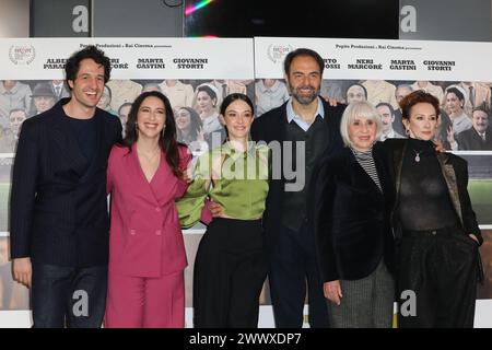 Rom, Italien. März 2024. Rom, Adriano-Kino, Fotoruf für den Film „Zamora“. Auf dem Foto: Alberto Paradossi, Anna Ferraioli Ravel, Marta Gastini, Neri Marcorè, Pia Engleberth, Pia Lanciotti Credit: Unabhängige Fotoagentur/Alamy Live News Stockfoto