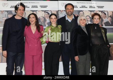 Rom, Italien. März 2024. Rom, Adriano-Kino, Fotoruf für den Film „Zamora“. Auf dem Foto: Alberto Paradossi, Anna Ferraioli Ravel, Marta Gastini, Neri Marcorè, Pia Engleberth, Pia Lanciotti Credit: Unabhängige Fotoagentur/Alamy Live News Stockfoto