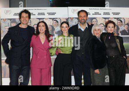 Rom, Italien. März 2024. Rom, Adriano-Kino, Fotoruf für den Film „Zamora“. Auf dem Foto: Alberto Paradossi, Anna Ferraioli Ravel, Marta Gastini, Neri Marcorè, Pia Engleberth, Pia Lanciotti Credit: Unabhängige Fotoagentur/Alamy Live News Stockfoto