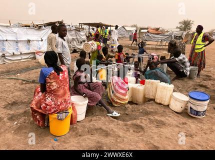 Renk, Südsudan. März 2024. Flüchtlingsfrauen aus dem Sudan am Wasserpunkt im Transitlager 1 in der südsudanesischen Grenzstadt Renk. Der blutige Machtkampf im Sudan, der seit April 2023 andauert, hat die nach Meinung der UNO größte Flüchtlingskrise der Welt ausgelöst. Mehr als acht Millionen Menschen sind innerhalb des Sudan oder in Nachbarländer wie Südsudan und Tschad geflohen. Eva-Maria Krafczyk/dpa/Alamy Live News Stockfoto