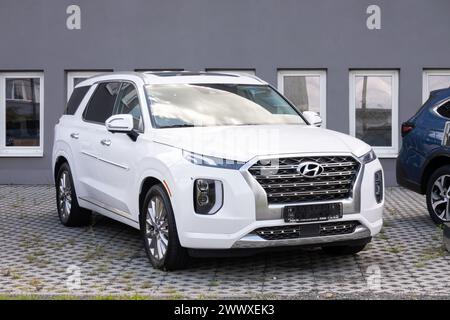 OSTRAVA, TSCHECHISCHE REPUBLIK - 10. AUGUST 2023: Weißer Hyundai Palisade großer Geländewagen parkt vor dem Händlerbetrieb Stockfoto