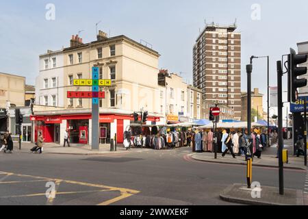 Church Street Market in London, wo Käufer und Bekleidungsstände gezeigt werden Stockfoto