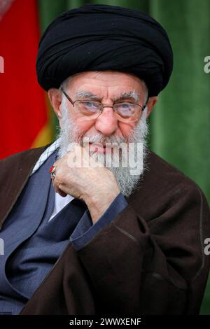 Teheran, Iran. März 2024. Der iranische Oberste Führer Ayatollah ALI KHAMENEI trifft in Teheran mit mehreren Dichtern und Menschen aus Kultur und Literatur zusammen. (Foto: © Iranian Supreme Leader's Office via ZUMA Press Wire) NUR REDAKTIONELLE VERWENDUNG! Nicht für kommerzielle ZWECKE! Quelle: ZUMA Press, Inc./Alamy Live News Stockfoto