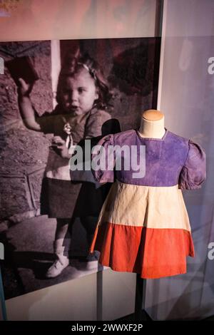 © Arnaud BEINAT/Maxppp. 26.03.2024, Paris, Frankreich. Robe portée à la Libération par la petite Madeleine Gaschet. Inauguration de l'Exposition Paris Brule-t-il quand le cinéma réinvente la Fiction au musée de la Libération de Paris, Musée du général Leclerc, Musée Jean Moulin. L'Exposition, qui se tiendra du 27 mars au 22 Septembre 2024, explique le Film de René Clément et le met en perspective avec l'histoire vraie et certains objets liés à la Libération de Paris en août 1944. Quelle: MAXPPP/Alamy Live News Stockfoto