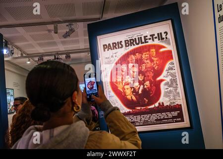 © Arnaud BEINAT/Maxppp. 26.03.2024, Paris, Frankreich. Affiche francaise du Film. Inauguration de l'Exposition Paris Brule-t-il quand le cinéma réinvente la Fiction au musée de la Libération de Paris, Musée du général Leclerc, Musée Jean Moulin. L'Exposition, qui se tiendra du 27 mars au 22 Septembre 2024, explique le Film de René Clément et le met en perspective avec l'histoire vraie et certains objets liés à la Libération de Paris en août 1944. Quelle: MAXPPP/Alamy Live News Stockfoto