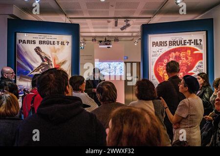 © Arnaud BEINAT/Maxppp. 26.03.2024, Paris, Frankreich. Affiche francaise du Film. Inauguration de l'Exposition Paris Brule-t-il quand le cinéma réinvente la Fiction au musée de la Libération de Paris, Musée du général Leclerc, Musée Jean Moulin. L'Exposition, qui se tiendra du 27 mars au 22 Septembre 2024, explique le Film de René Clément et le met en perspective avec l'histoire vraie et certains objets liés à la Libération de Paris en août 1944. Quelle: MAXPPP/Alamy Live News Stockfoto